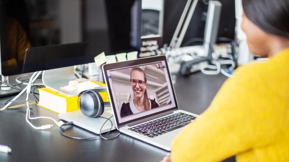 What 5 Things Should I Consider When Hiring a Virtual Meeting Speaker?