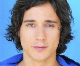 Peter Gadiot - Professional null Speaker