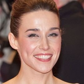 Arta Dobroshi - Professional null Speaker