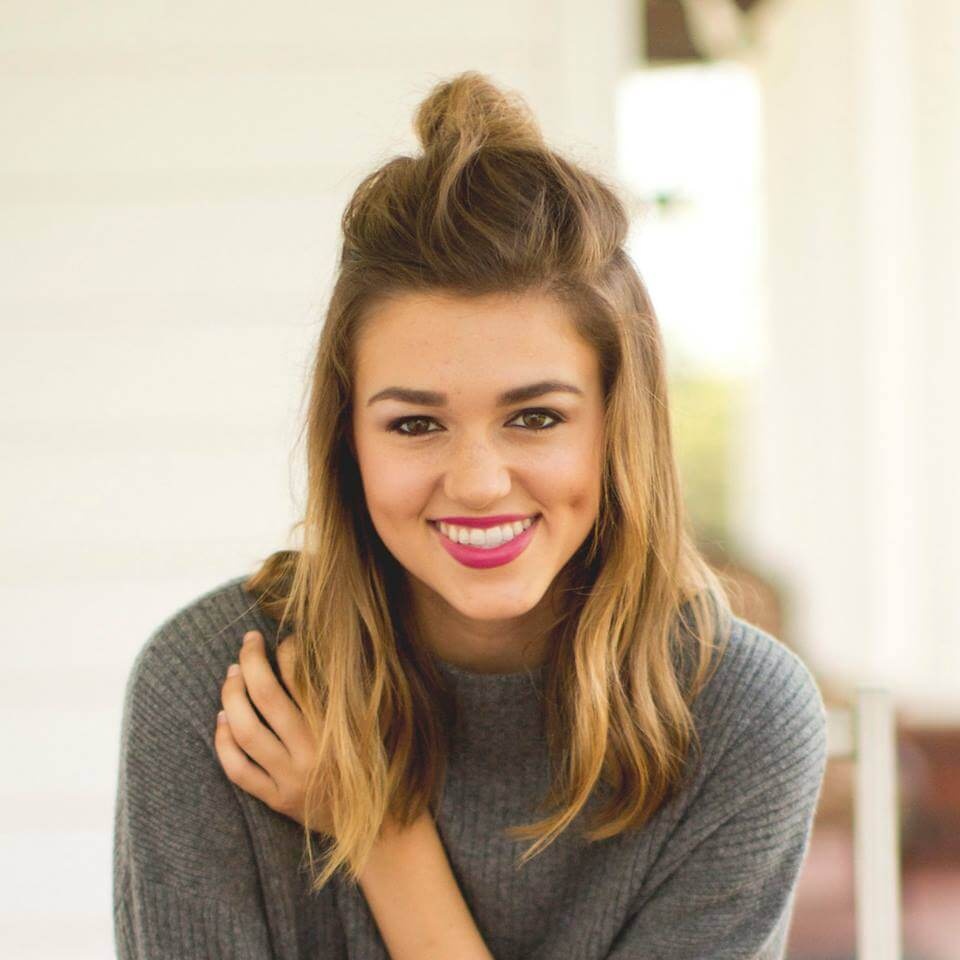 Sadie Robertson - Professional Speakers Booking