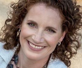 Elise Foster - Professional null Speaker