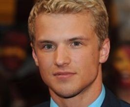 Freddie Stroma - Professional null Speaker