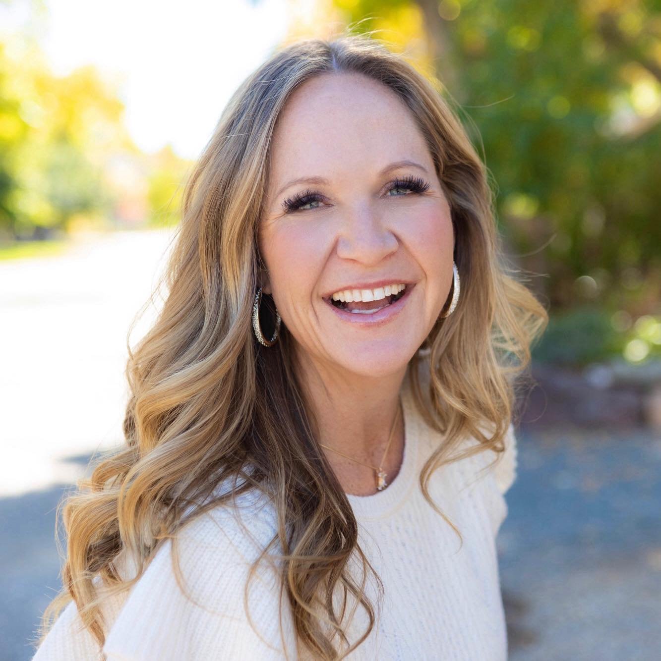 Danelle Delgado - Professional Speakers Booking